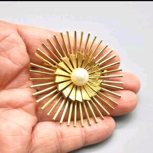 Vintage Gold Tone Pearl Flower Starburst Brooch Pin